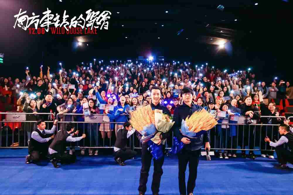 导演刁亦男、、、胡歌与观众合影 导演刁亦男、、胡歌与观众合影